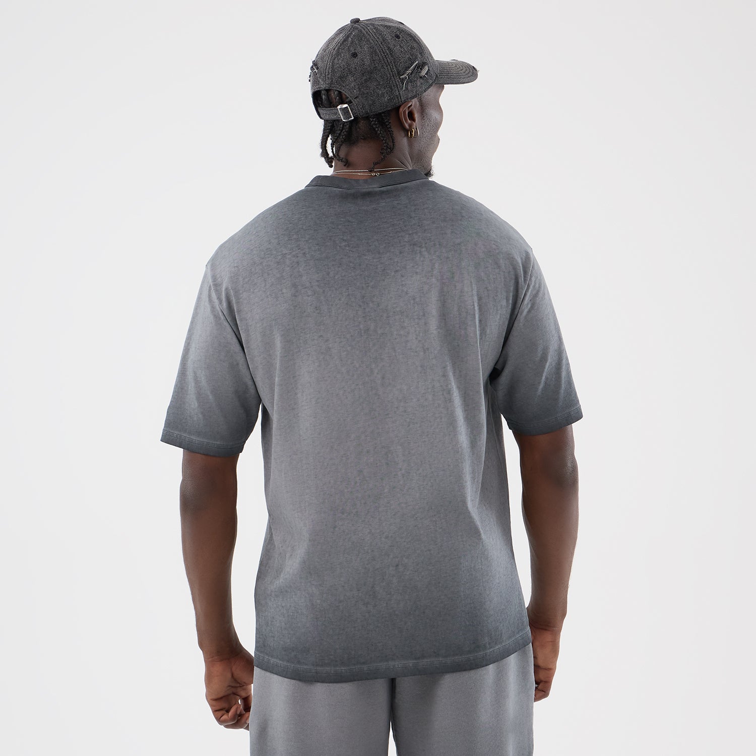Sort New Era MLB Washed Logo T-shirt med Yankees-logo og afslappet stil, synlig på billedet.