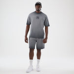 Sort New Era MLB Washed Logo T-shirt med New York Yankees print og afslappet stil.
