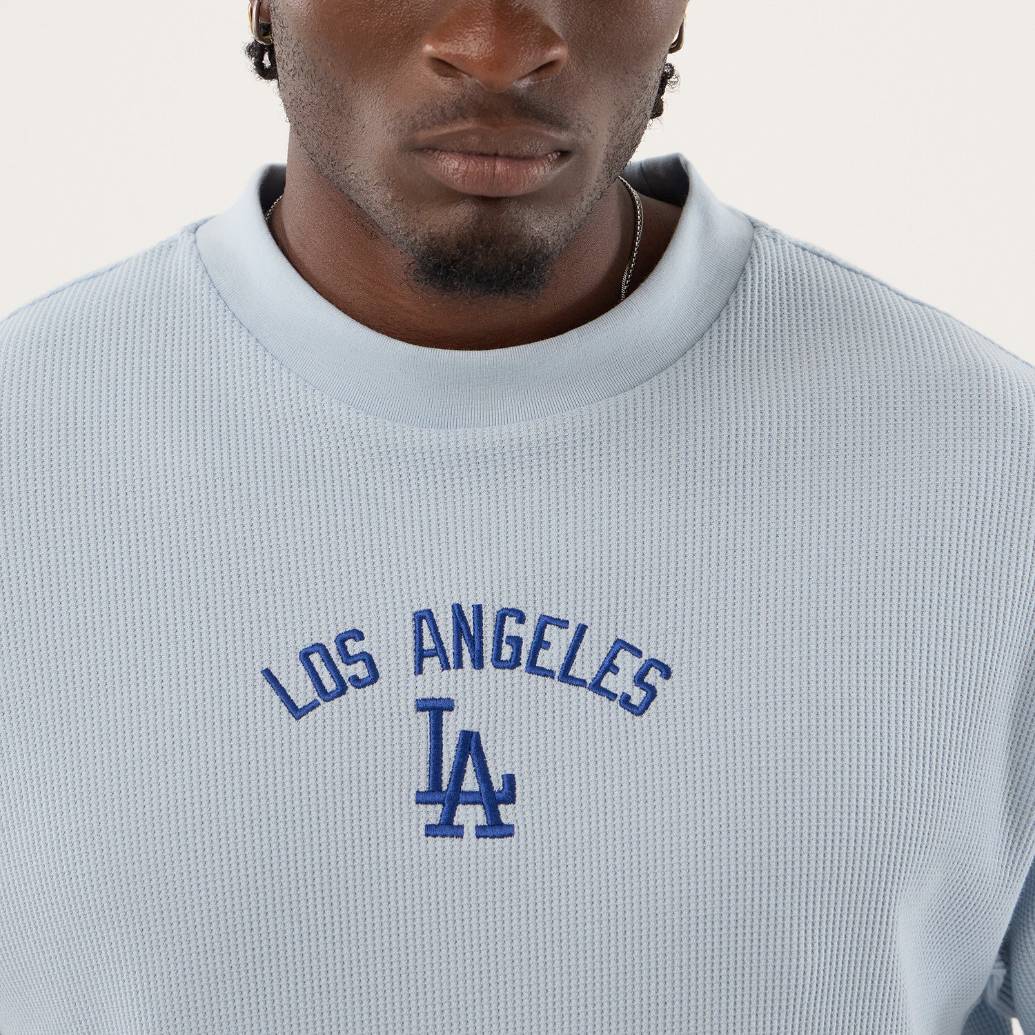 Blå New Era MLB Waffle Box T-shirt med Los Angeles Dodgers logo og grafik, åbenlys t-shirt til fans og baseball-entusiaster