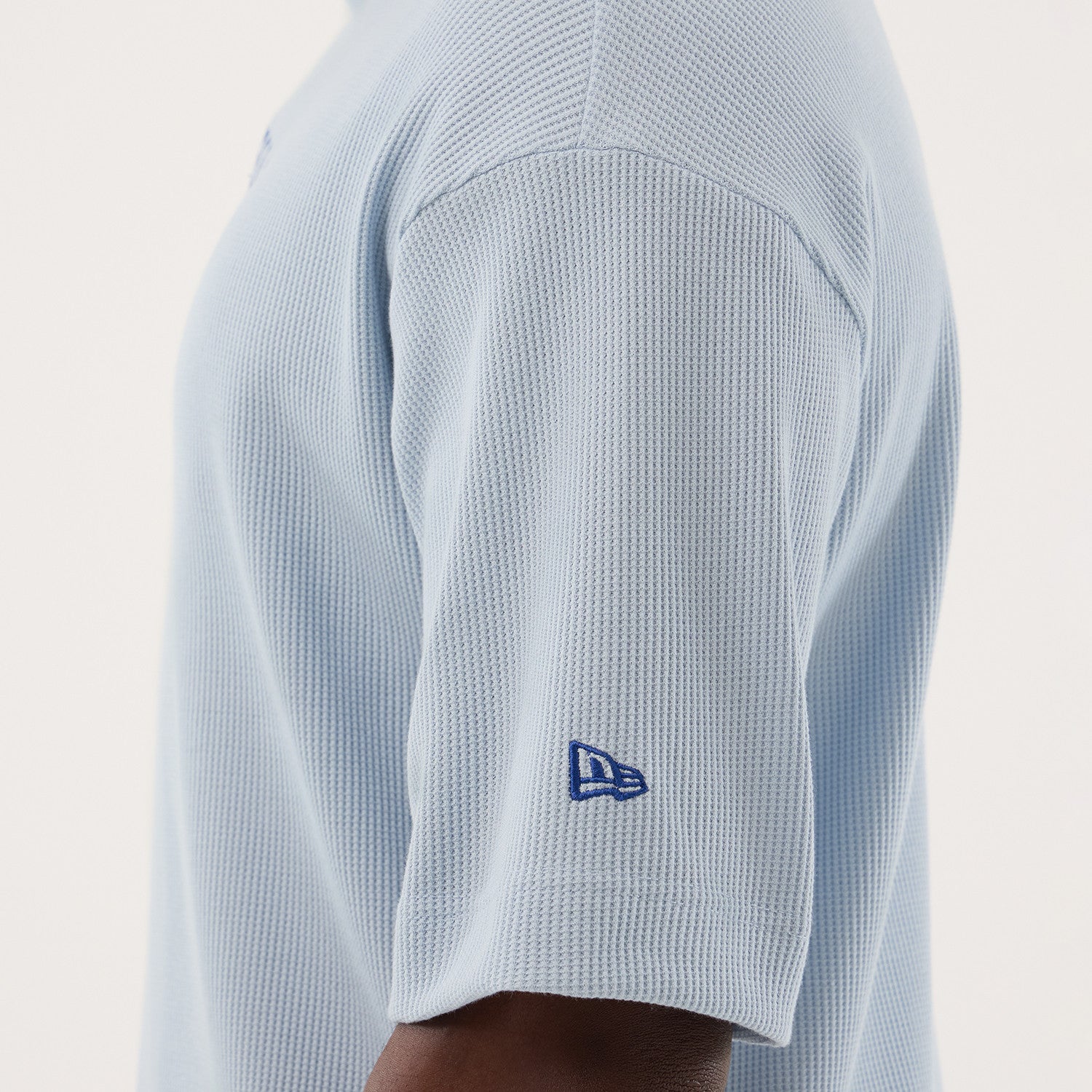 Blå New Era MLB Waffle Box T-Shirt med Los Angeles Dodgers logo, komfortabel bomulds T-shirt med sporty stil.