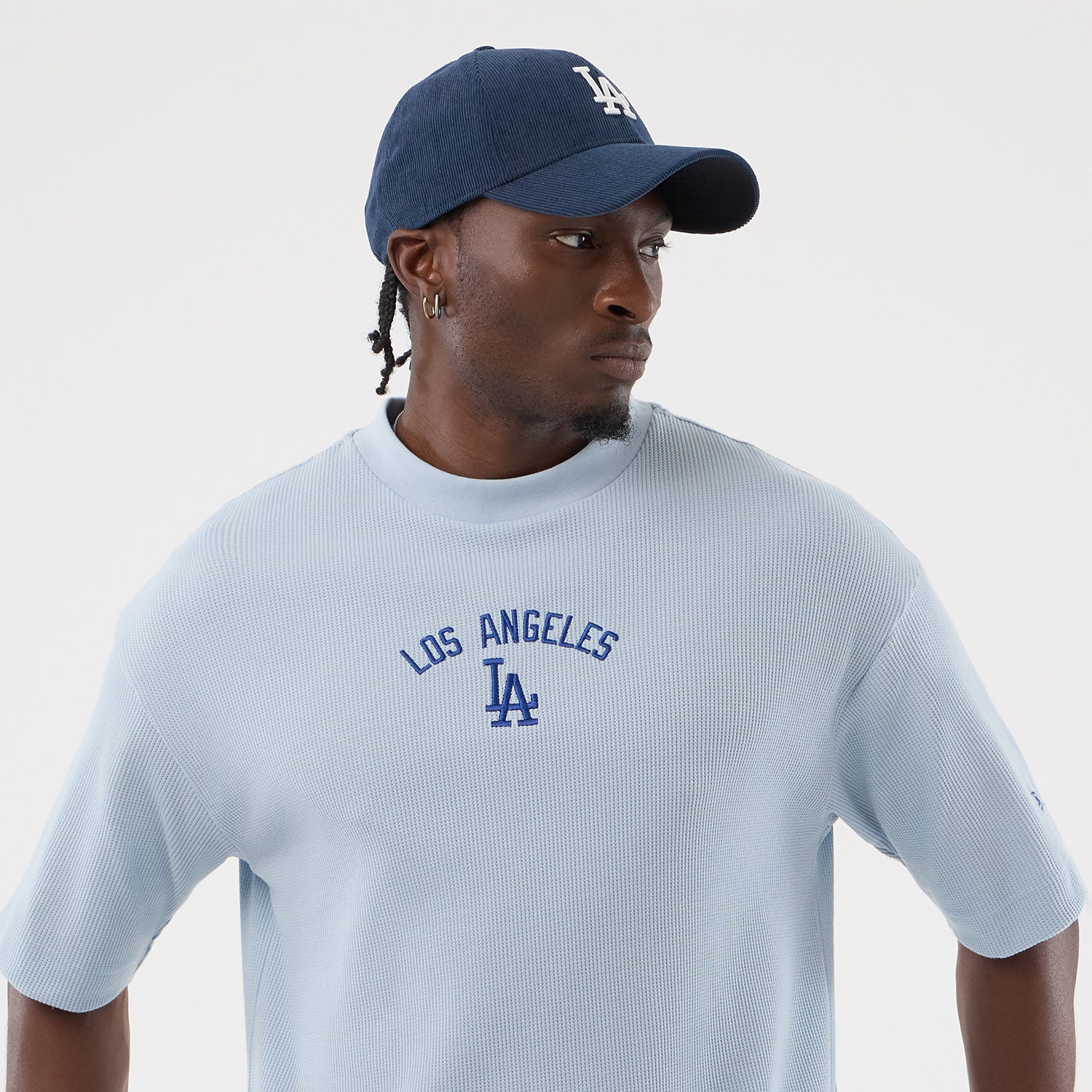 Blå New Era MLB Waffle Box T-shirt med Los Angeles Dodgers logo, casual t-shirt til baseballfans, set for frontbillede.