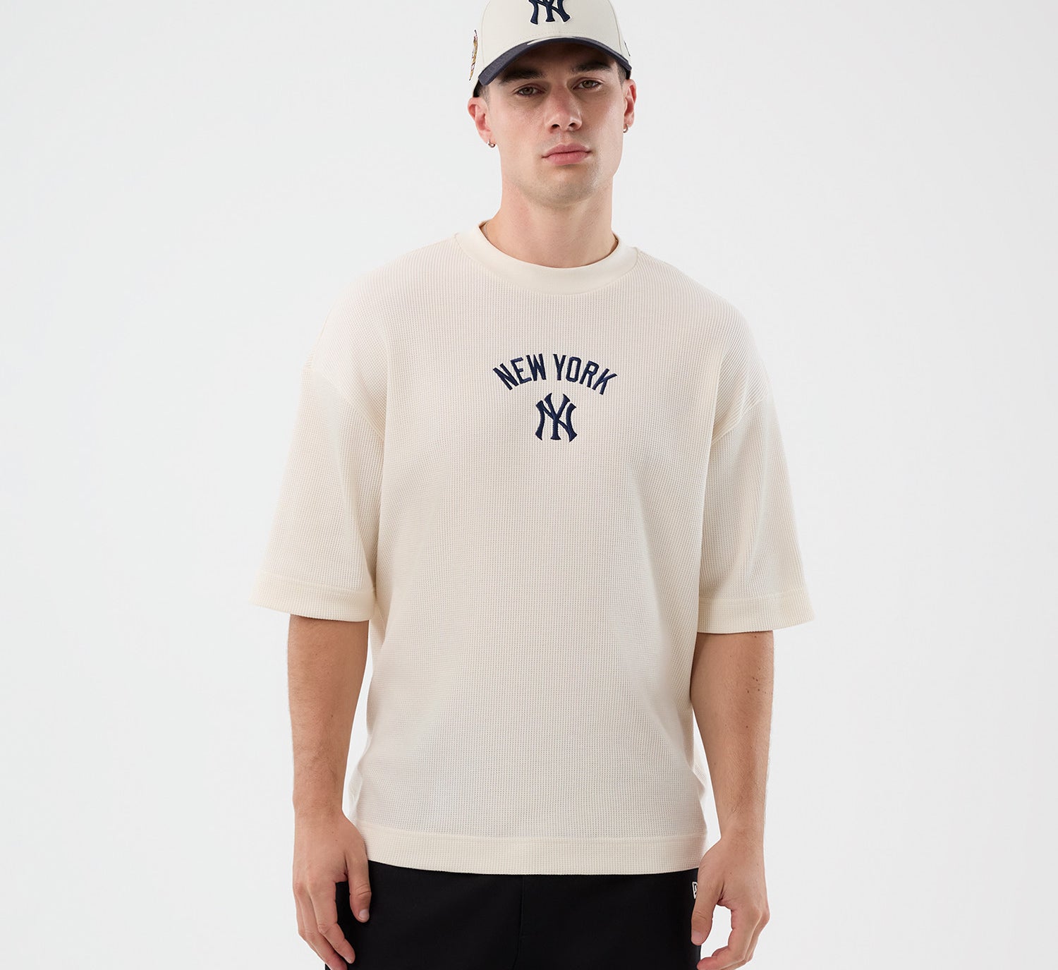 Hvid New Era MLB Waffle Box T-shirt med Yankees logo, komfortabel bomuldsstof, afslappet pasform, sportstil.