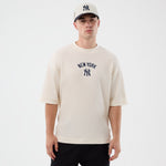 Hvid New Era MLB Waffle Box T-shirt med Yankees logo, komfortabel bomuldsstof, afslappet pasform, sportstil.