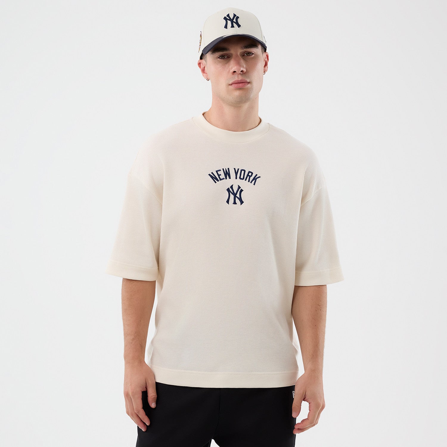 Hvid New Era MLB Waffle Box T-shirt med Yankees logo, komfortabel bomuldsstof, afslappet pasform, sportstil.