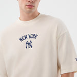 Hvid New Era MLB Waffle Box T-shirt med Yankees logo foran, afslappet stil, blødt bomuld, kortærmet til sport og hverdag.