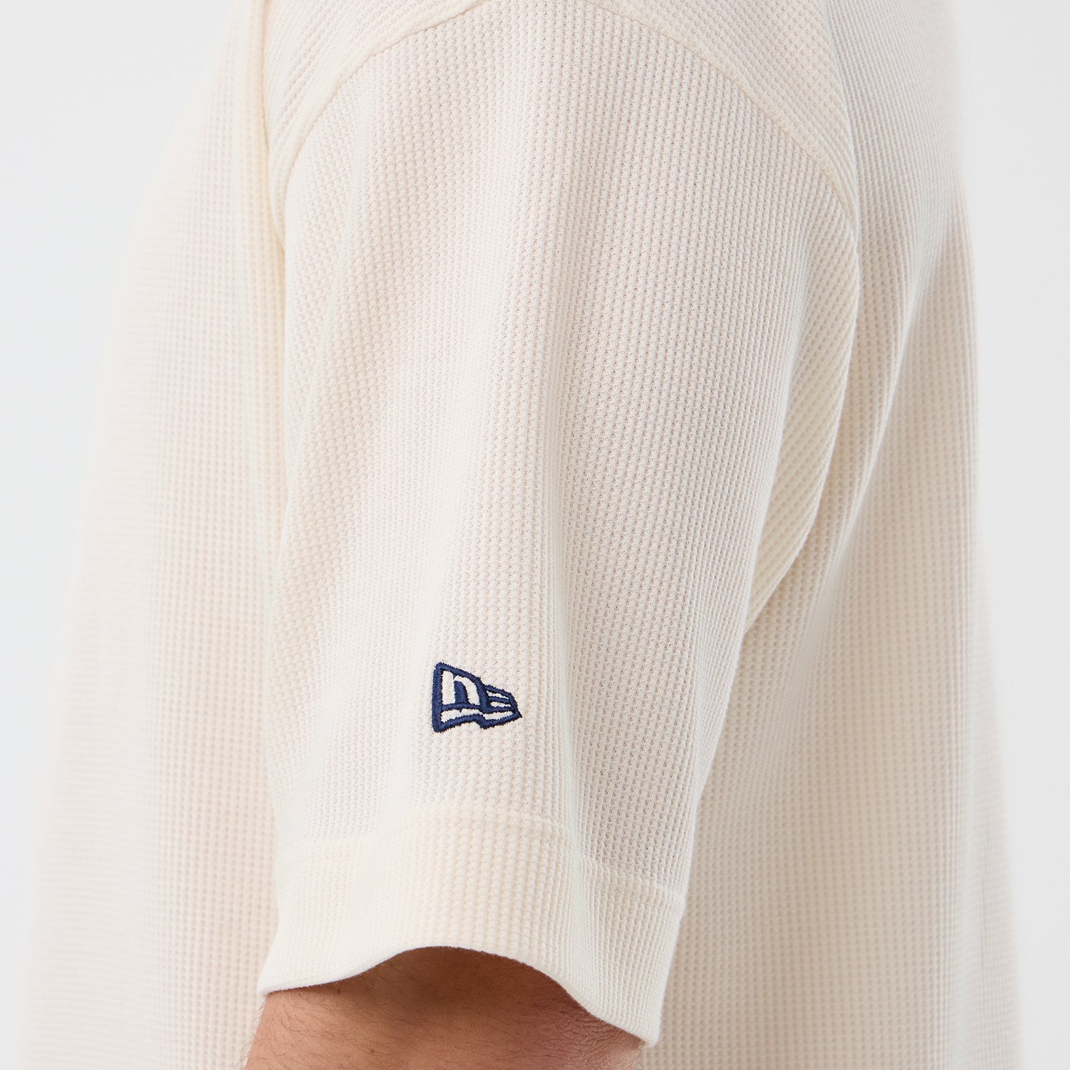 Off-white New Era MLB Waffle Box T-shirt med Yankees logo og komfortabel bomuldsstof.