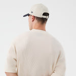 Hvid New Era MLB Waffle Box T-shirt med Yankees logo, afslappet baseballstil, synlig foran på billedet.
