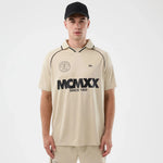 Hvid New Era fodbold T-shirt i stenfarve med rund hals og logo, vist på en model.