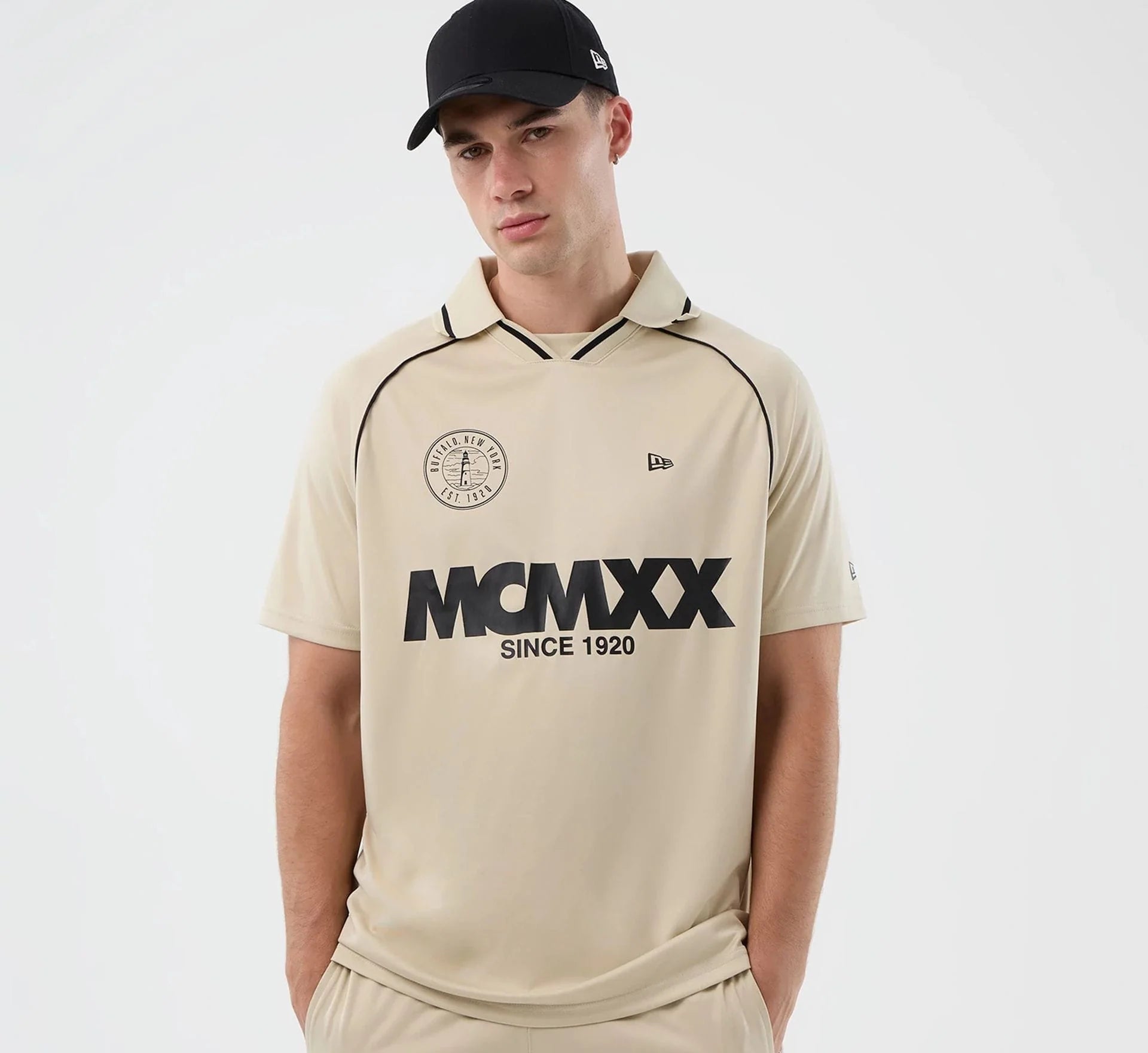 Mænds grå New Era fodbold T-shirt med afslappet pasform og logo på brystet, lavet af blødt bomuld.