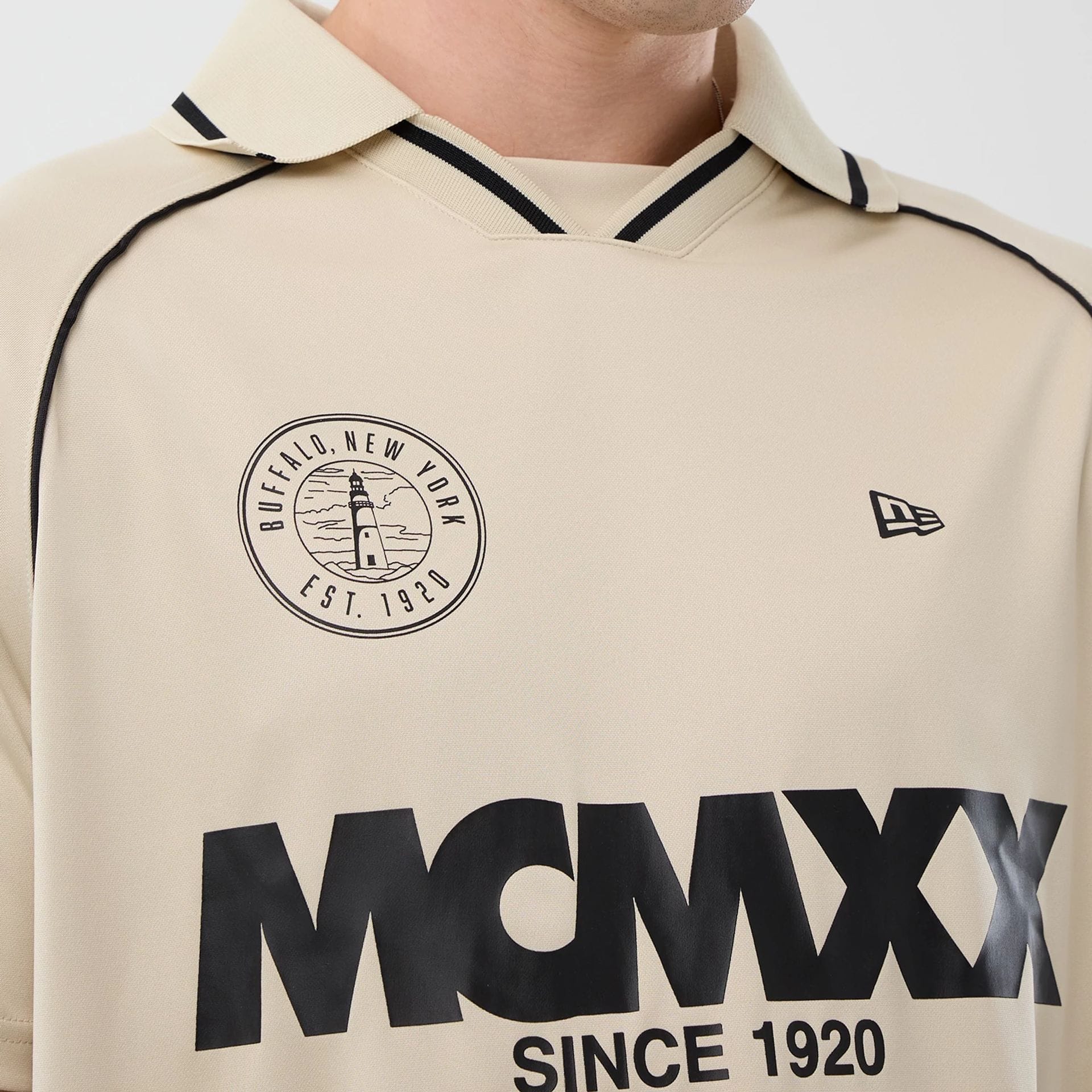 New Era football T-shirt i stenfarve med sportligt design, blød bomuldsstruktur og rund hals foran.