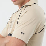 New Era football T-shirt i stenfarve med sportligt design, blødt stof og komfortabel pasform.
