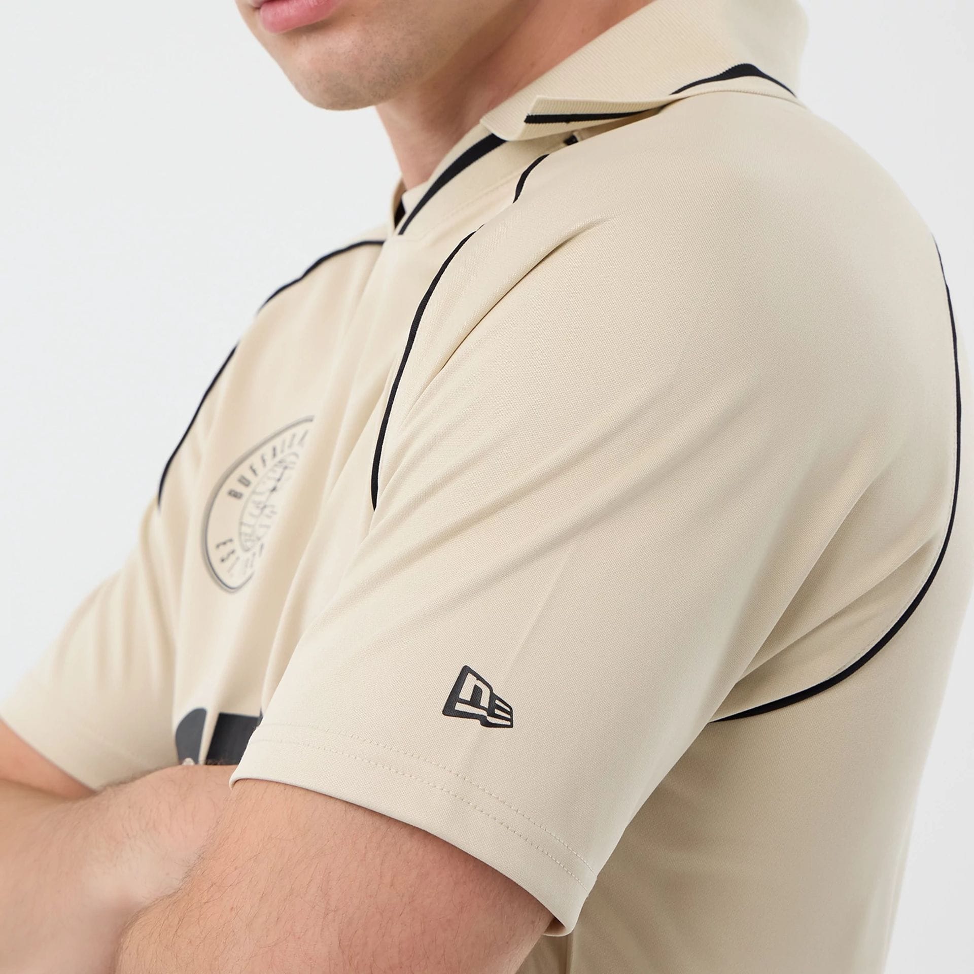 New Era football T-shirt i stenfarve med sportligt design, blødt stof og komfortabel pasform.
