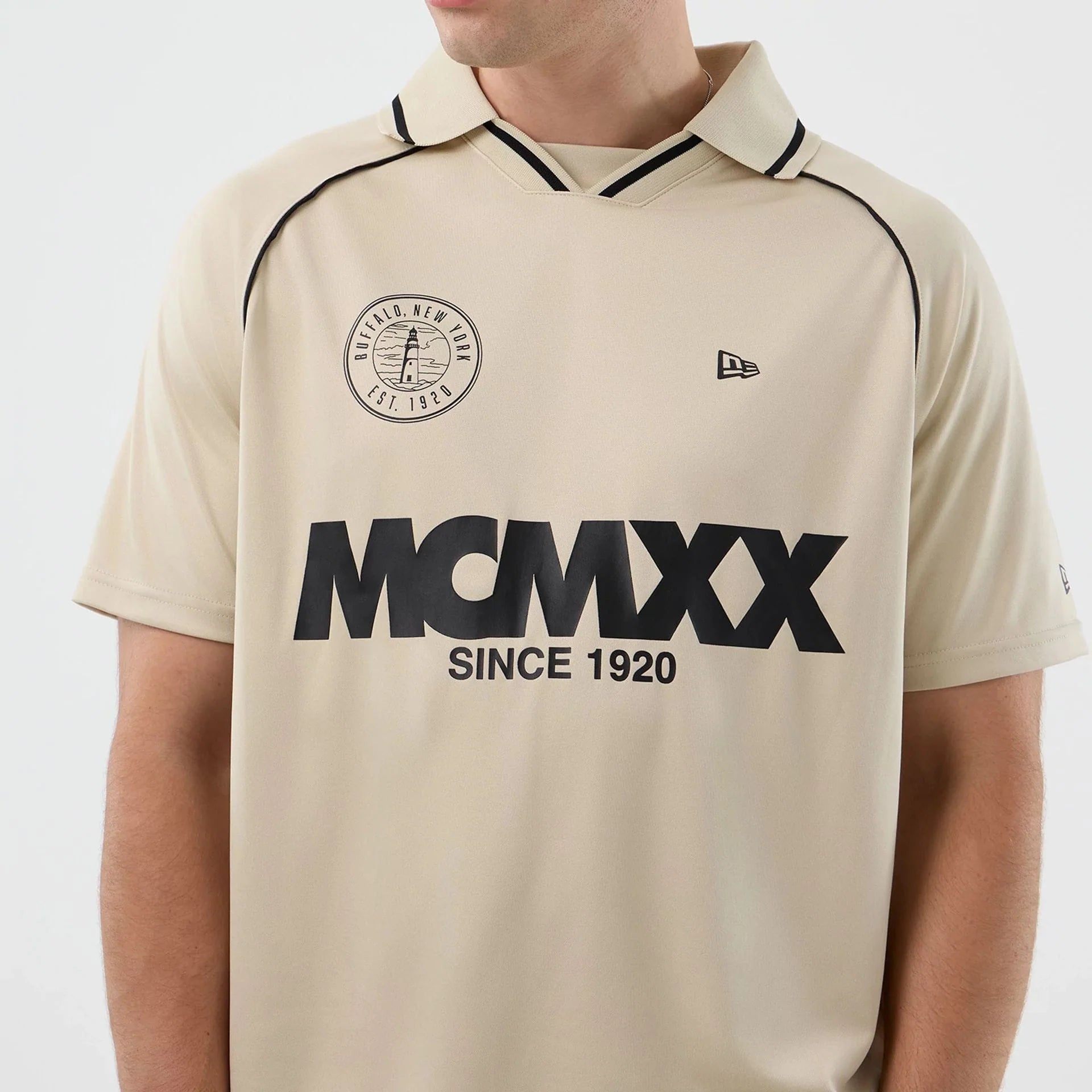 Grå New Era fodbold T-shirt med rund hals og logo foran, komfortabel bomuld til sport og hverdag.