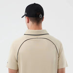 Drenge T-shirt fra New Era med football motiv i stenfarvet design, blød bomuldsbeklædning, afslappet pasform.