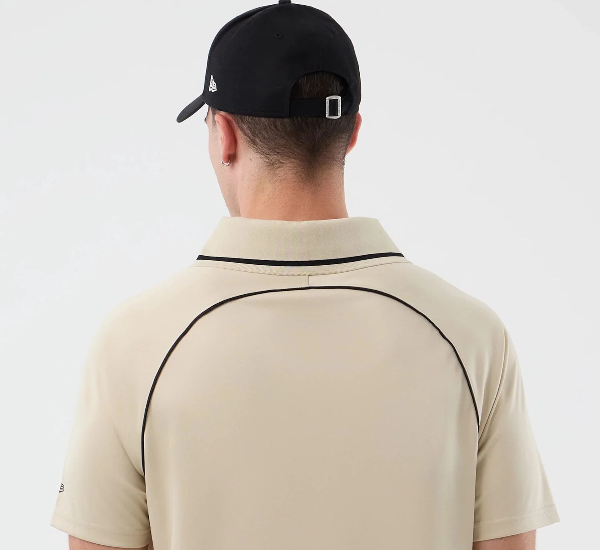 Drenge T-shirt fra New Era med football motiv i stenfarvet design, blød bomuldsbeklædning, afslappet pasform.