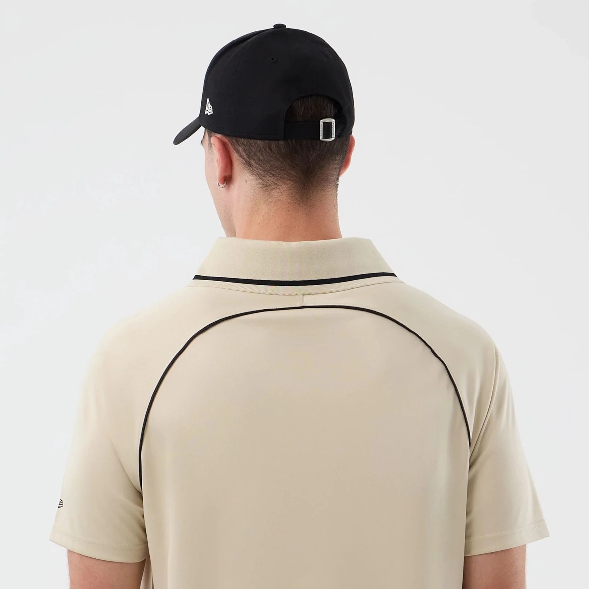 Drenge T-shirt fra New Era med football motiv i stenfarvet design, blød bomuldsbeklædning, afslappet pasform.