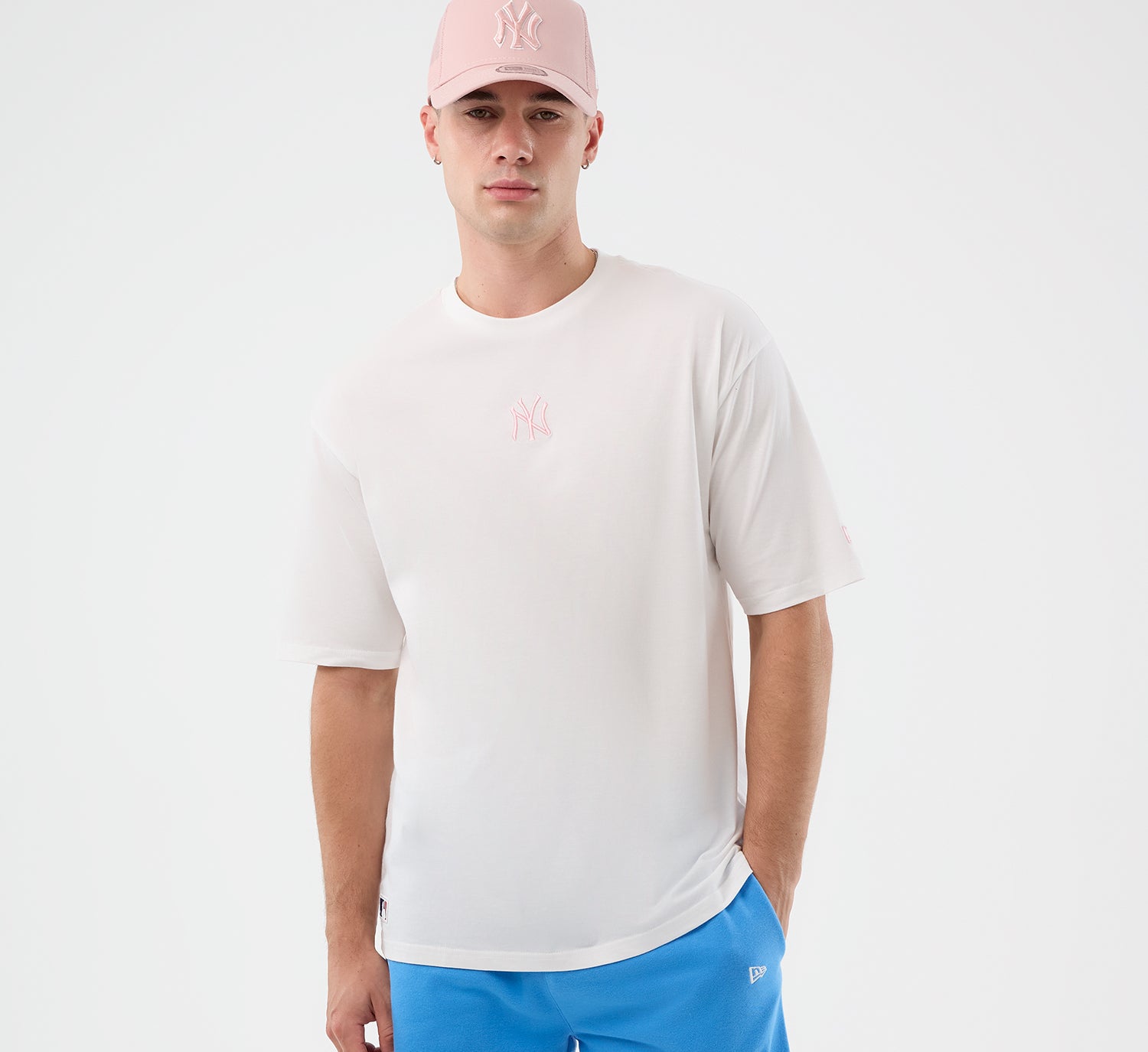 Hvid og lyserød New Era MLB LE MIDI oversize T-shirt med Yankees logo, afslappet stil, foran set.