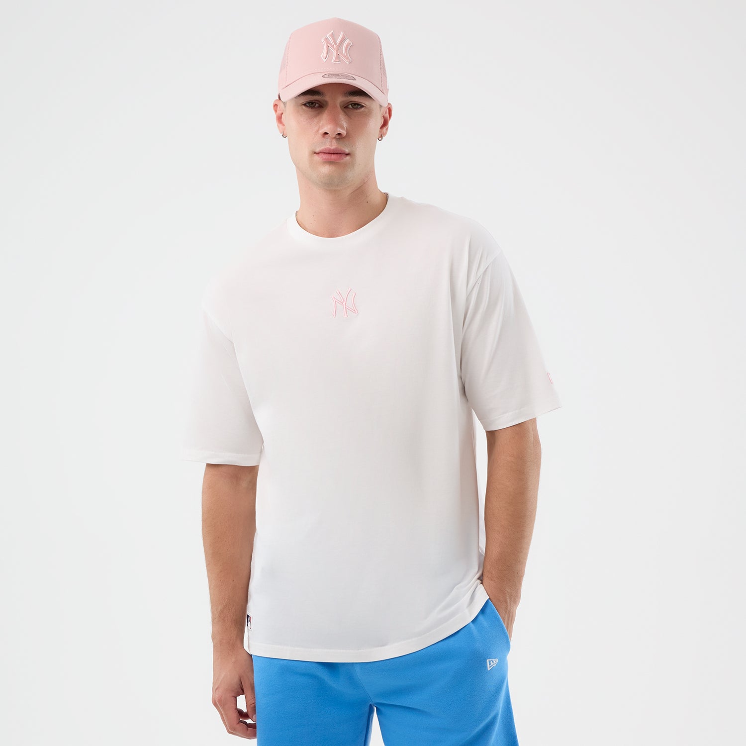 Hvid og lyserød New Era MLB LE MIDI oversize T-shirt med Yankees logo, afslappet stil, foran set.