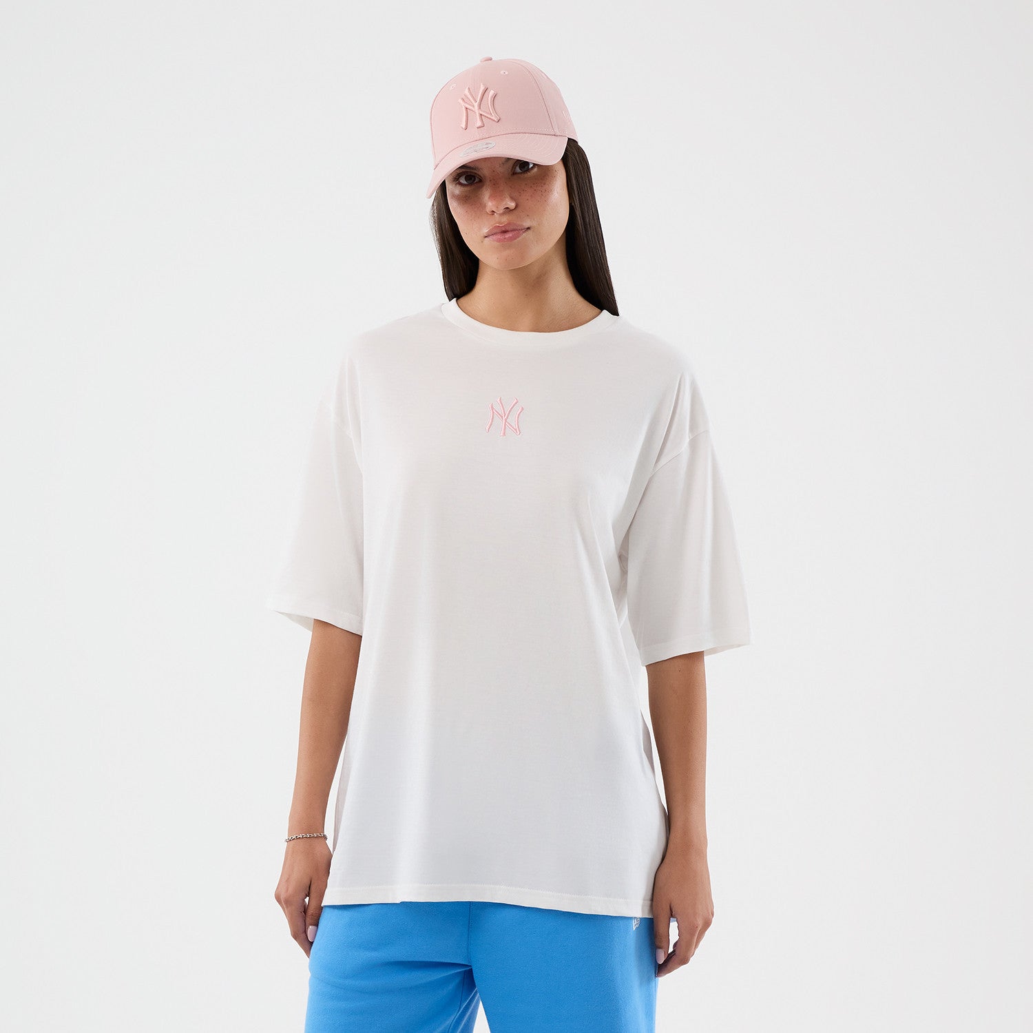 Hvid og lyserød New Era MLB LE MIDI oversize T-shirt med Yankees-logo, afslappet stil og sportstema.