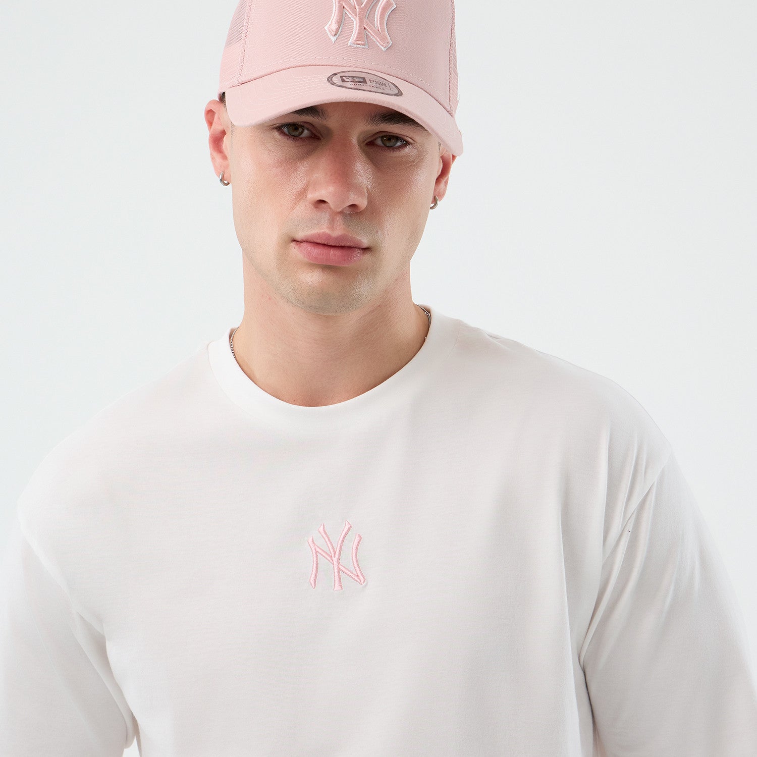 Hvid og lyserød New Era MLB LE MIDI oversize t-shirt med Yankees logo på front, casual sportsstil.