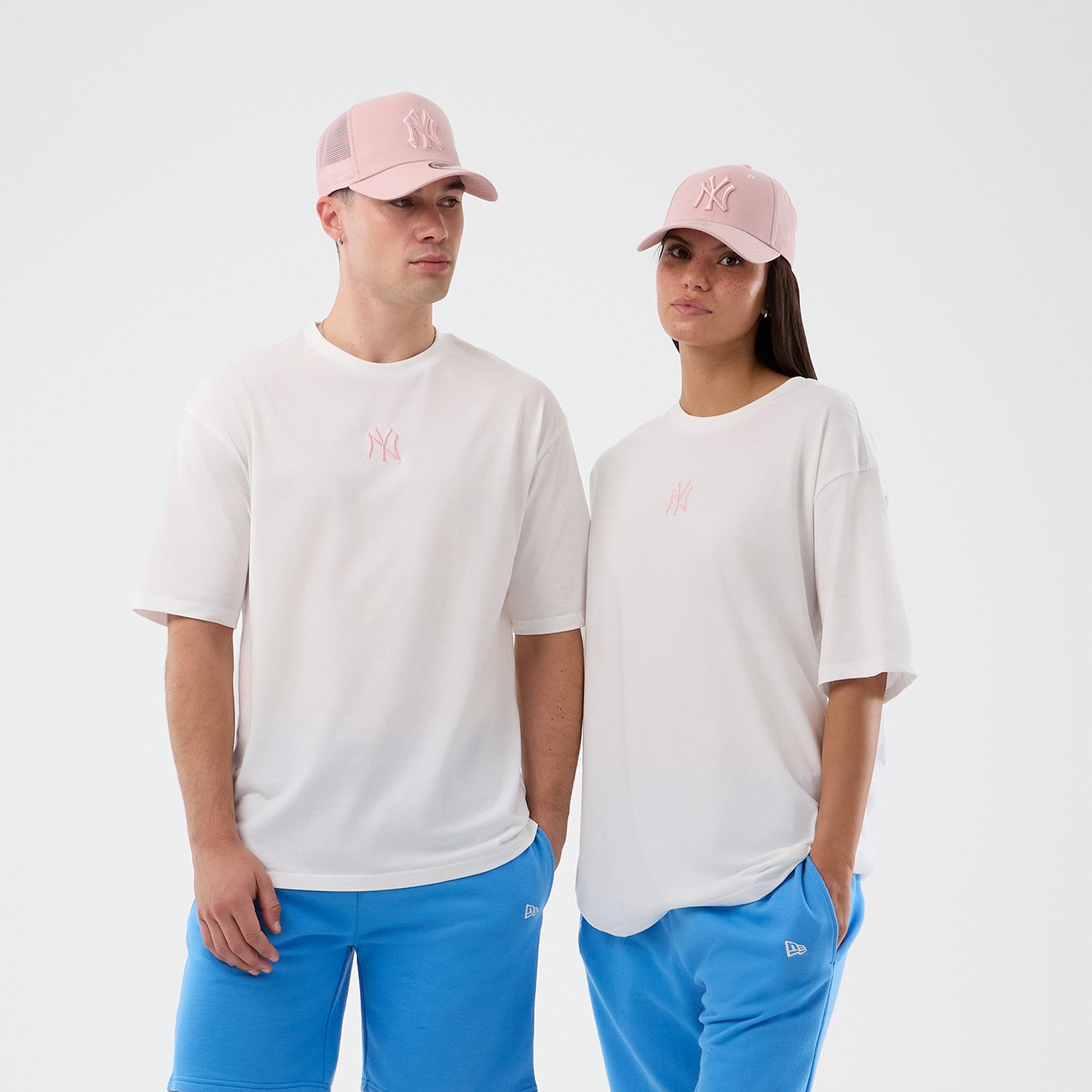 Hvid og lyserød New Era MLB LE MIDI oversize t-shirt med Yankees logo til mænd, afslappet sportstøj.