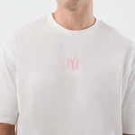 Hvid og lyserød New Era MLB LE MIDI oversize T-shirt med Yankees logo, afslappet og stilfuld til casual brug.
