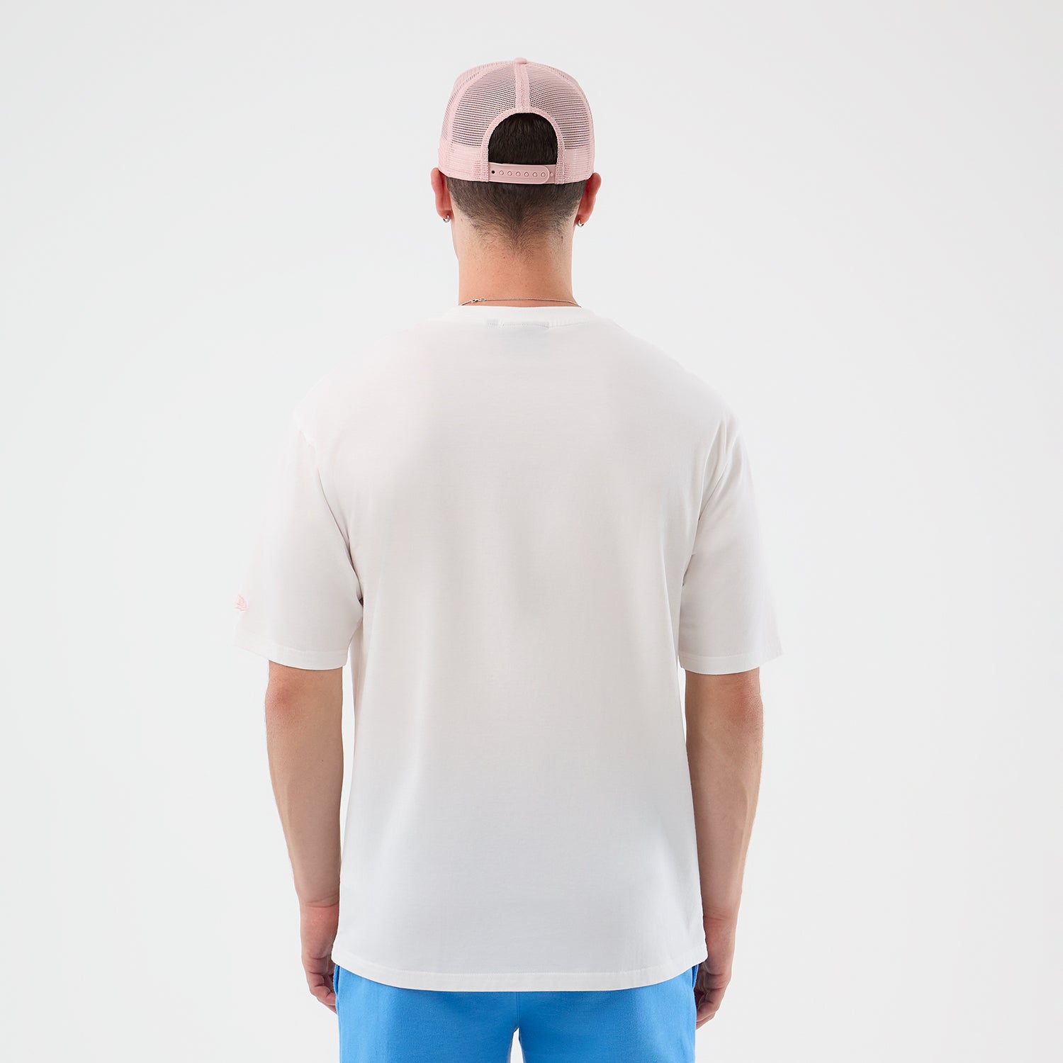 Hvid og lyserød New Era MLB LE MIDI oversize t-shirt med Yankees logo, afslappet stil og sportsinspireret design.