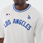 Hvid New Era MLB ARCH oversize t-shirt med Los Angeles Dodgers logo og grafisk design.