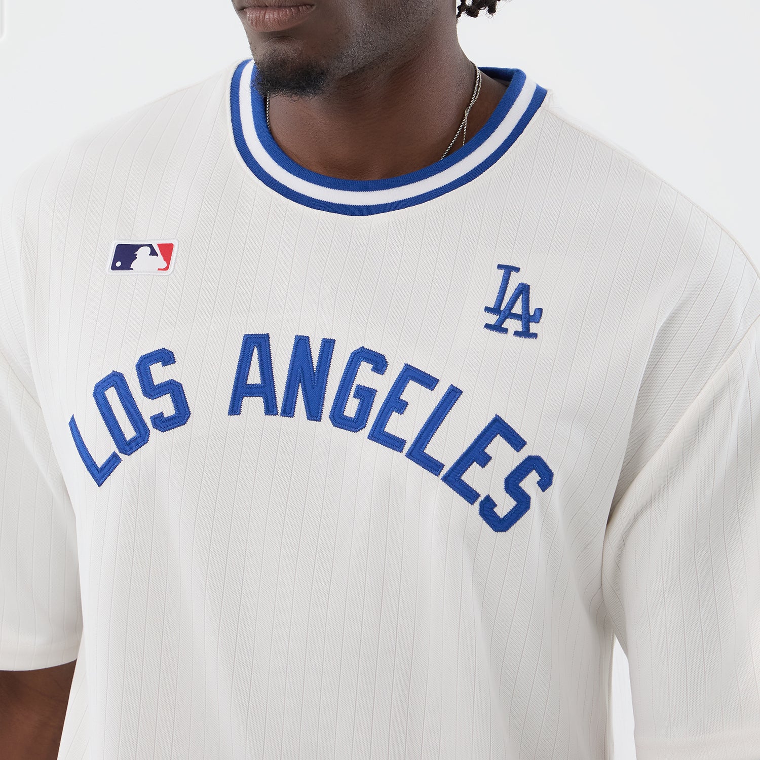 Hvid New Era MLB ARCH oversize t-shirt med Los Angeles Dodgers logo og grafisk design.