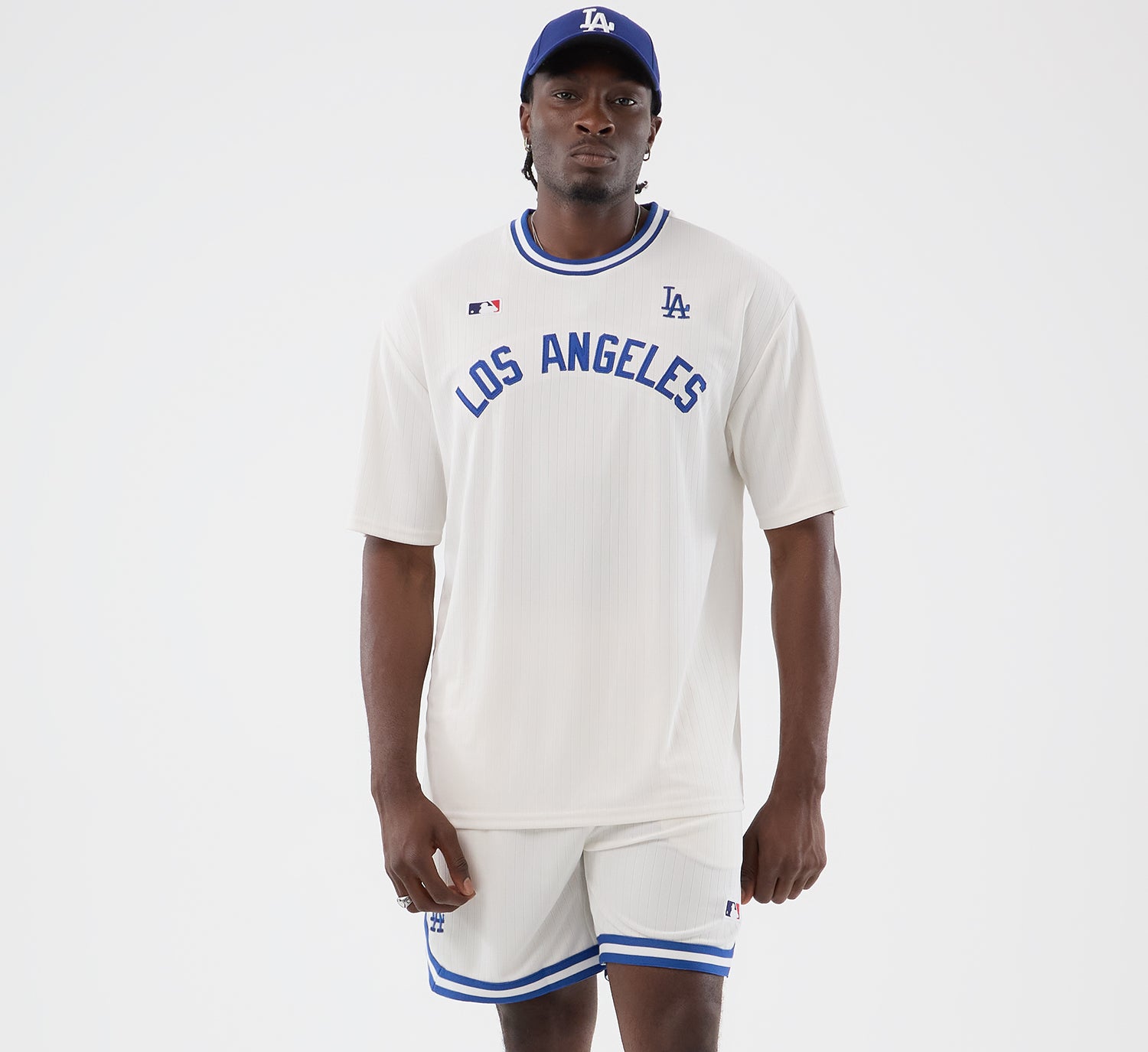 Hvid New Era MLB ARCH oversized T-shirt med Los Angeles Dodgers logo, afslappet sportsstil, foran vises logo og blødt stof.