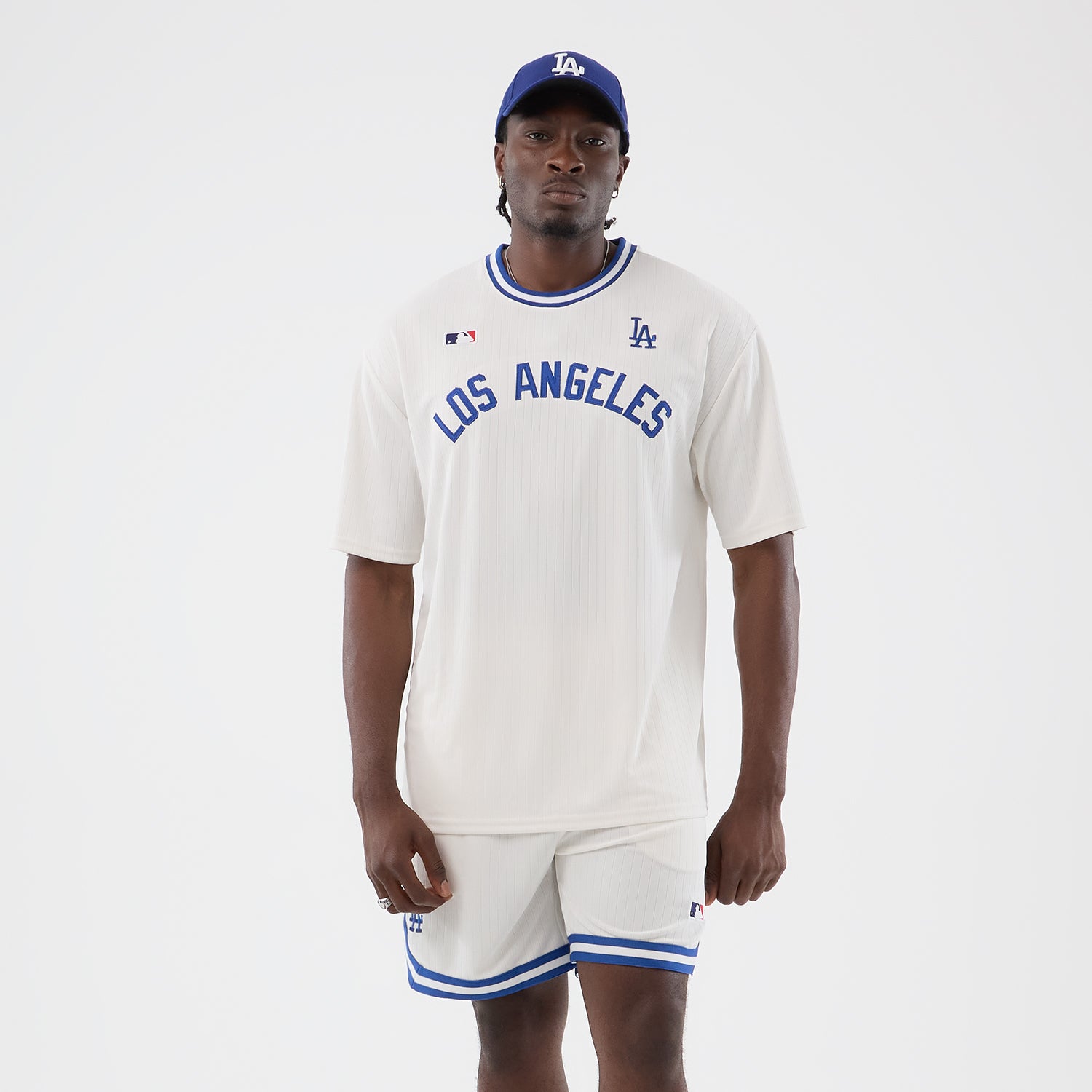 Hvid New Era MLB ARCH oversized T-shirt med Los Angeles Dodgers logo, afslappet sportsstil, foran vises logo og blødt stof.