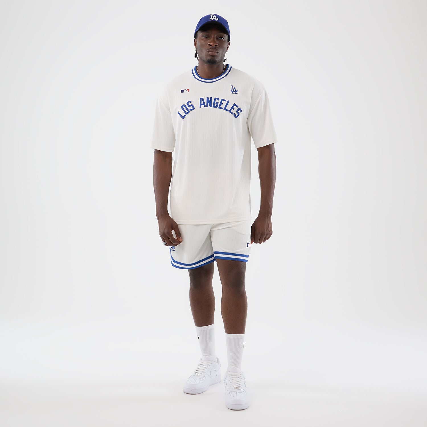 Hvid New Era MLB ARCH oversize T-shirt med Los Angeles Dodgers logo, afslappet og sporty design.