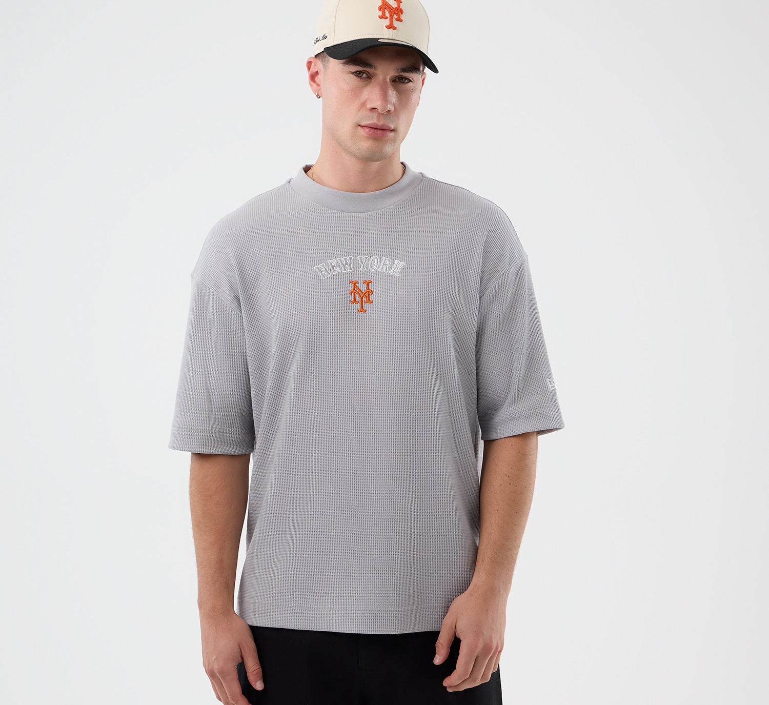 Grå New Era MLB waffle box T-shirt med Mets-logo, vises med frontdesign og blødt bomuldsstof.