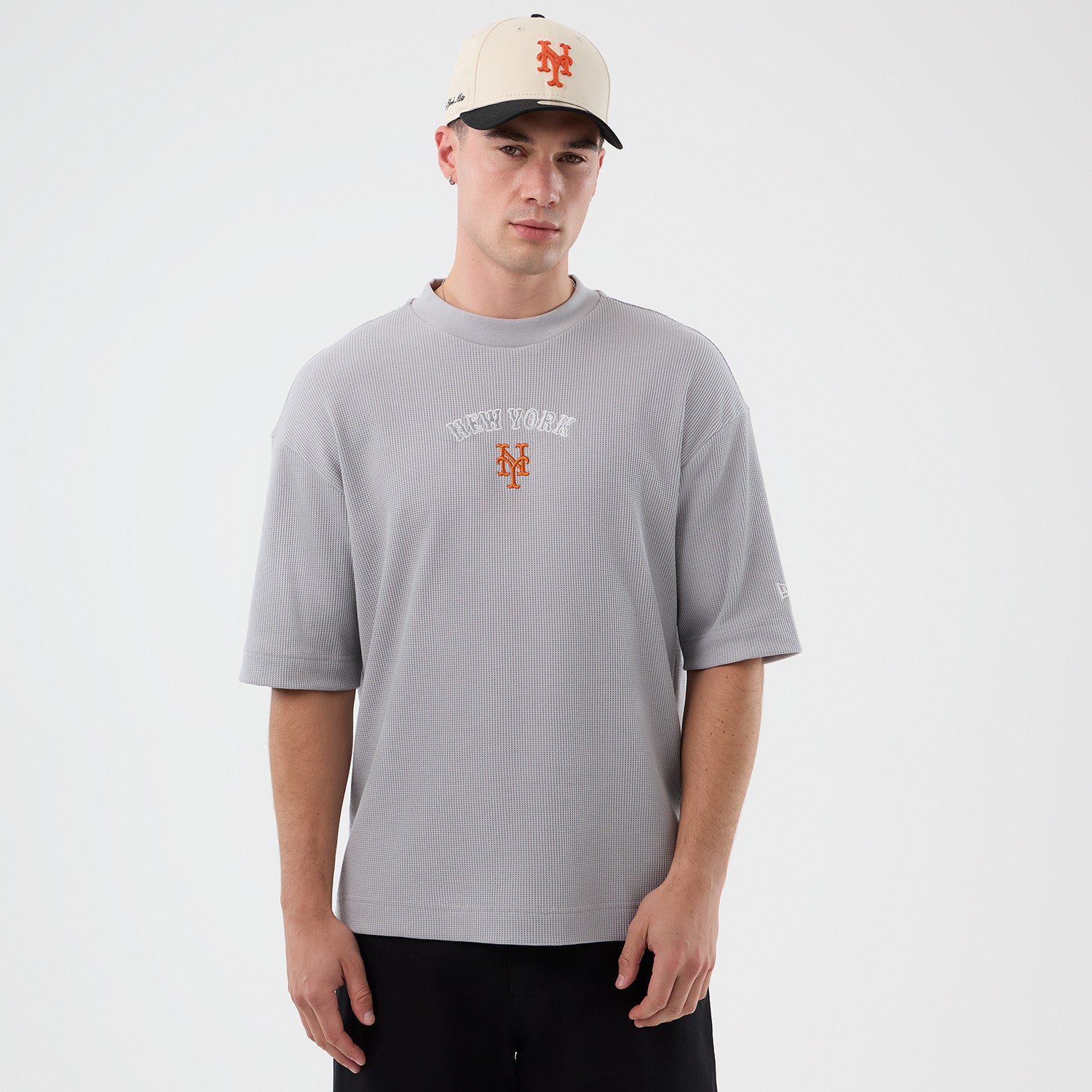 Grå New Era MLB waffle box T-shirt med Mets-logo, vises med frontdesign og blødt bomuldsstof.