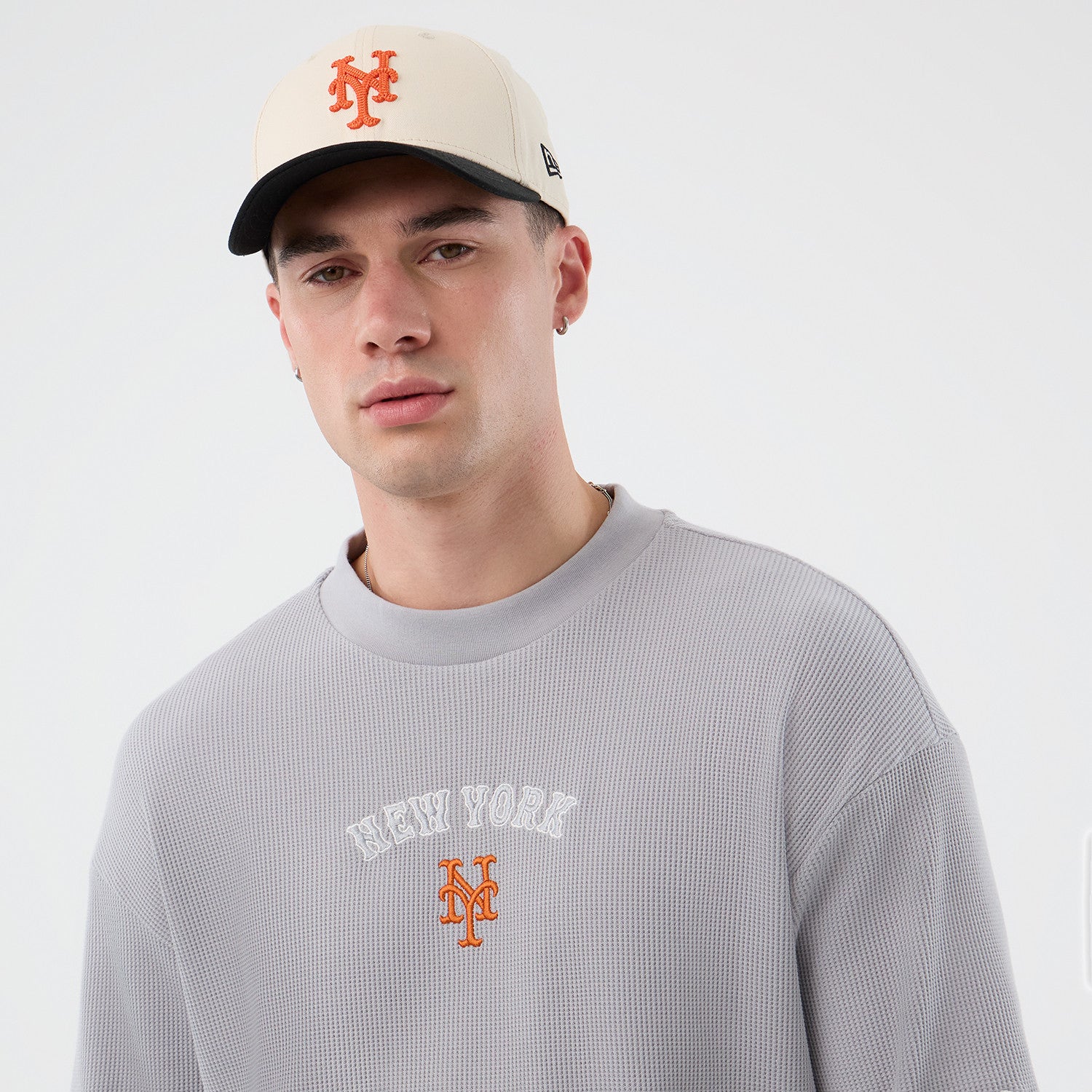 Grå New Era MLB Waffle Box T-shirt med Mets-logo, casual t-shirt til fans af New York Mets.