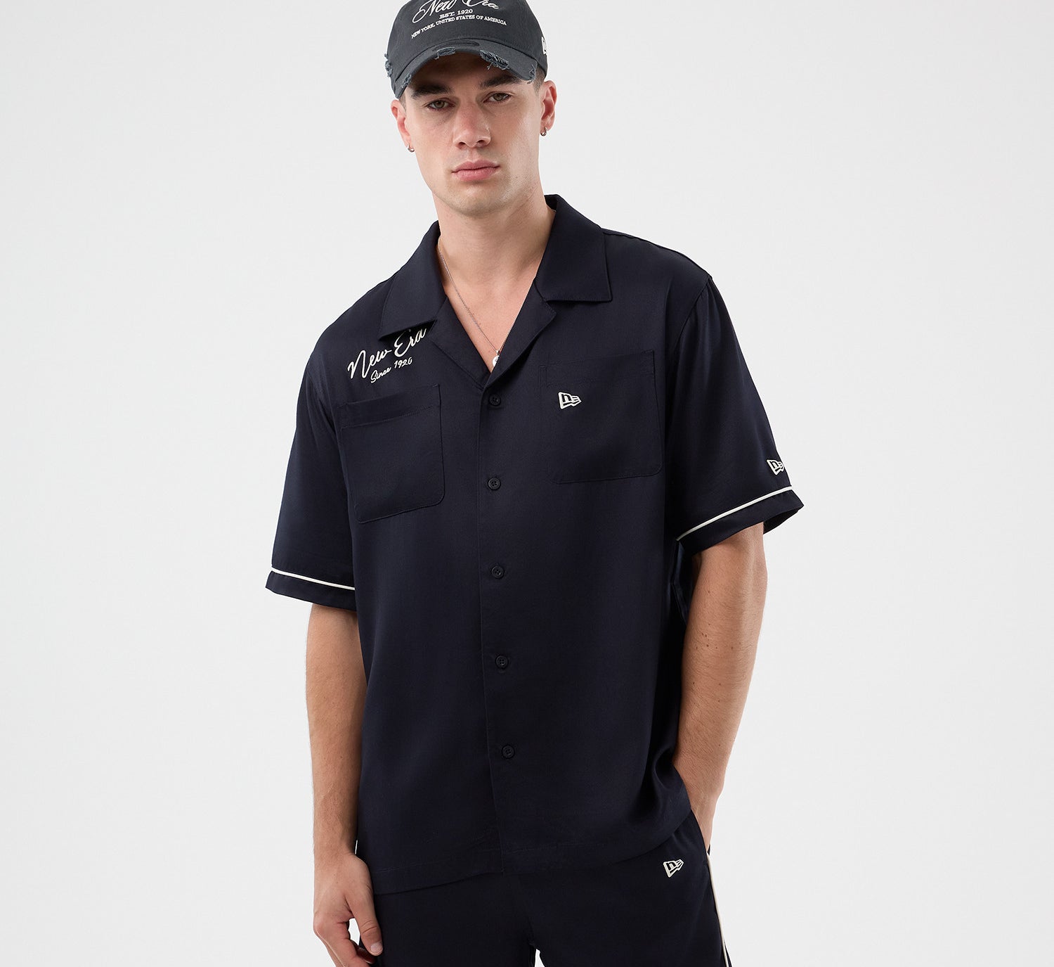Navy New Era T-shirt med grafisk design og logo, afslappet stil, blødt stof, perfekt til hverdagsbrug.