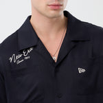Navy New Era NE Graphic Revere T-shirt med logo og casual pasform, foran som vises på billedet.