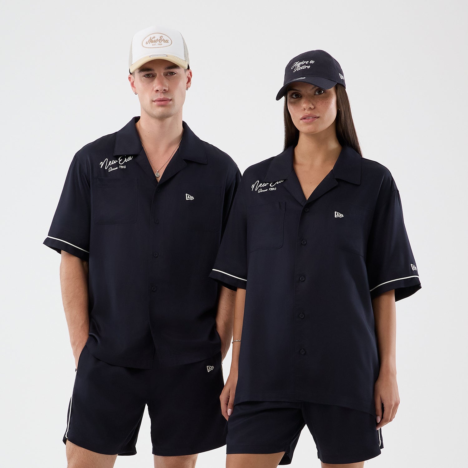 Navy New Era NE GRAPHIC REVERE T-shirt med grafisk logo foran, blødt bomuld, casual herretøj, afslappet stil