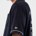 Navy New Era NE Graphic Revere T-shirt med logo og komfortabel pasform, vist på modellen.