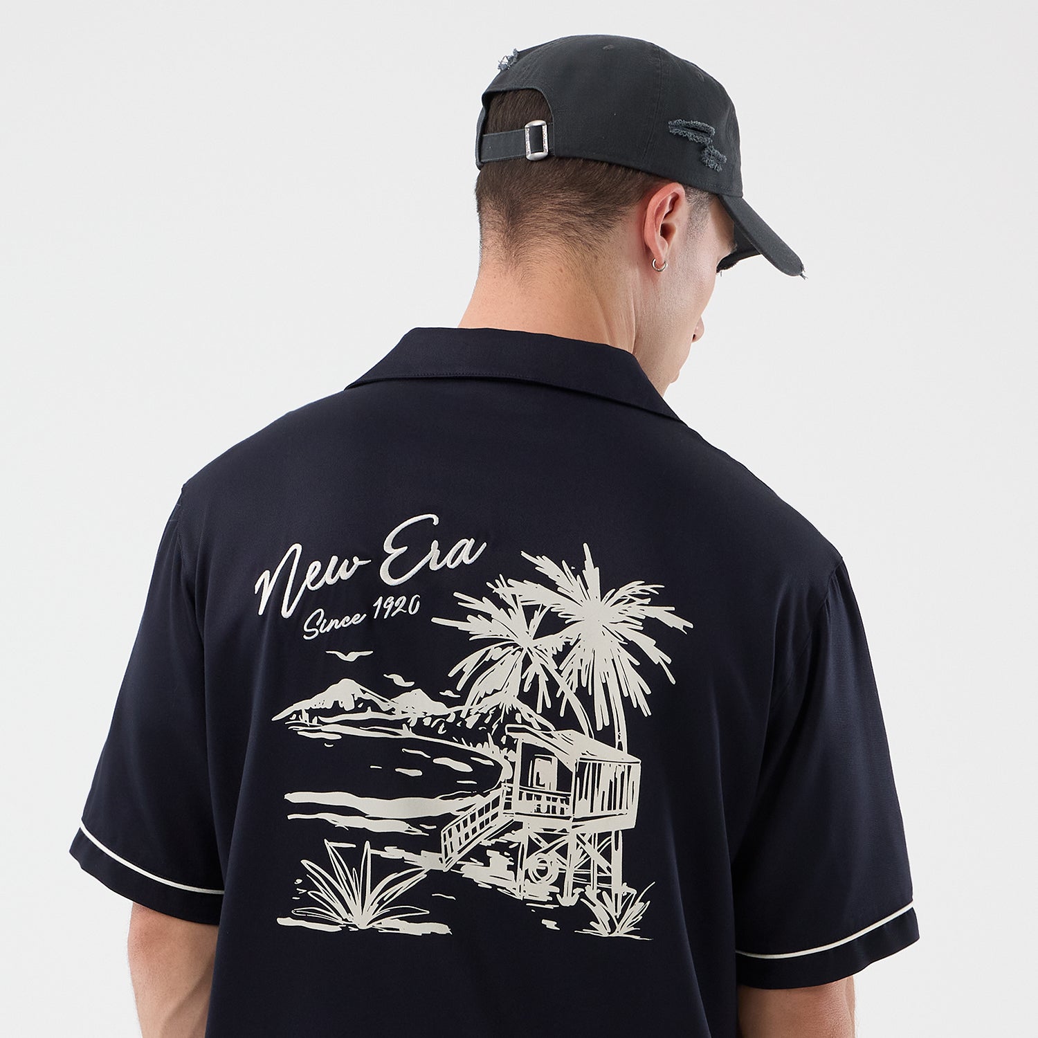 Navy New Era NE GRAPHIC REVERE T-shirt med grafisk design og rund hals, lavet af blødt bomuldsstof.