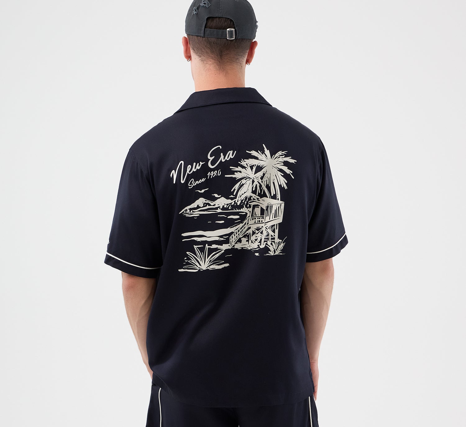 Navy New Era NE GRAPHIC REVERE T-Shirt med logo og grafisk print foran, afslappet herretøj, casual stil.