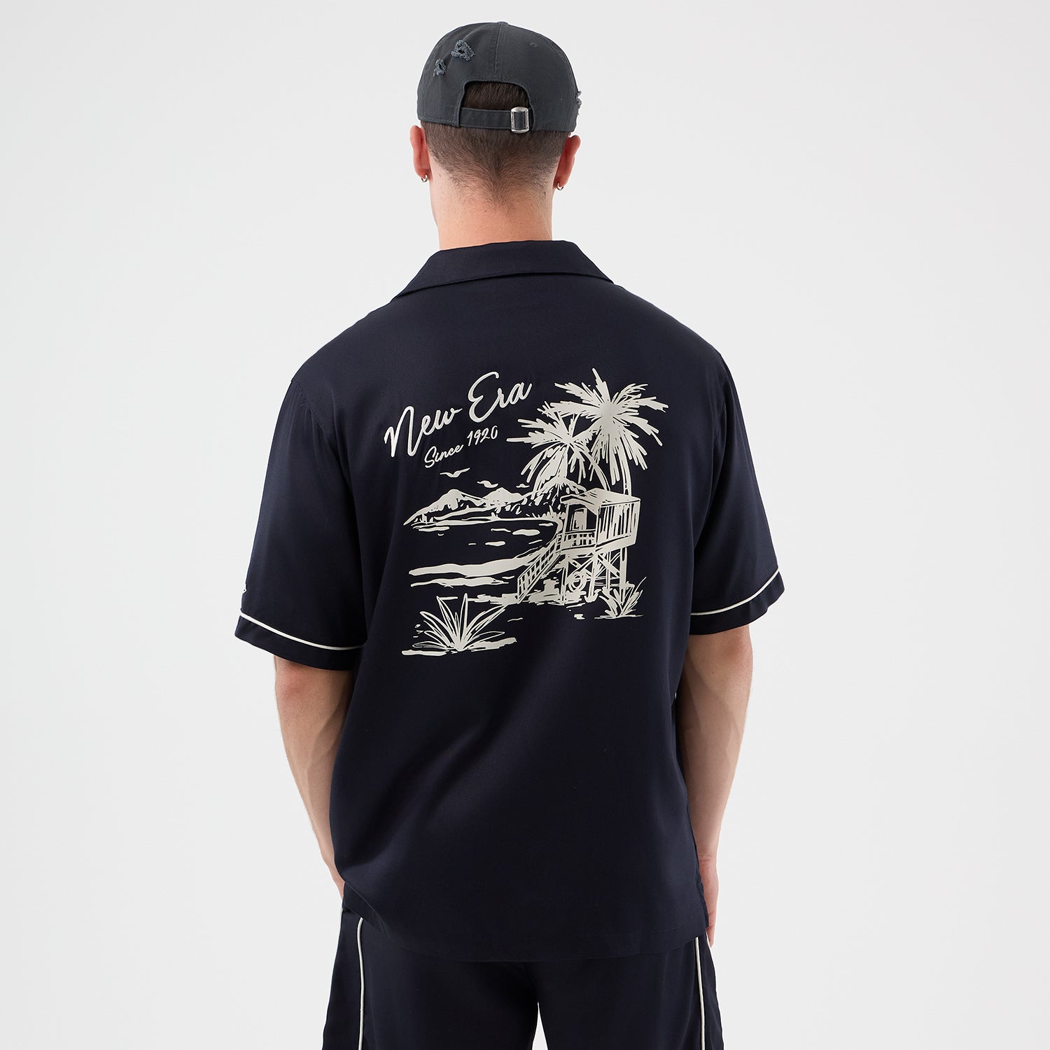 Navy New Era NE GRAPHIC REVERE T-Shirt med logo og grafisk print foran, afslappet herretøj, casual stil.