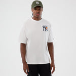 Hvid New Era MLB Floral oversized T-shirt med Yankees-logo og blomsterdesign foran, afslappet streetwear-stil
