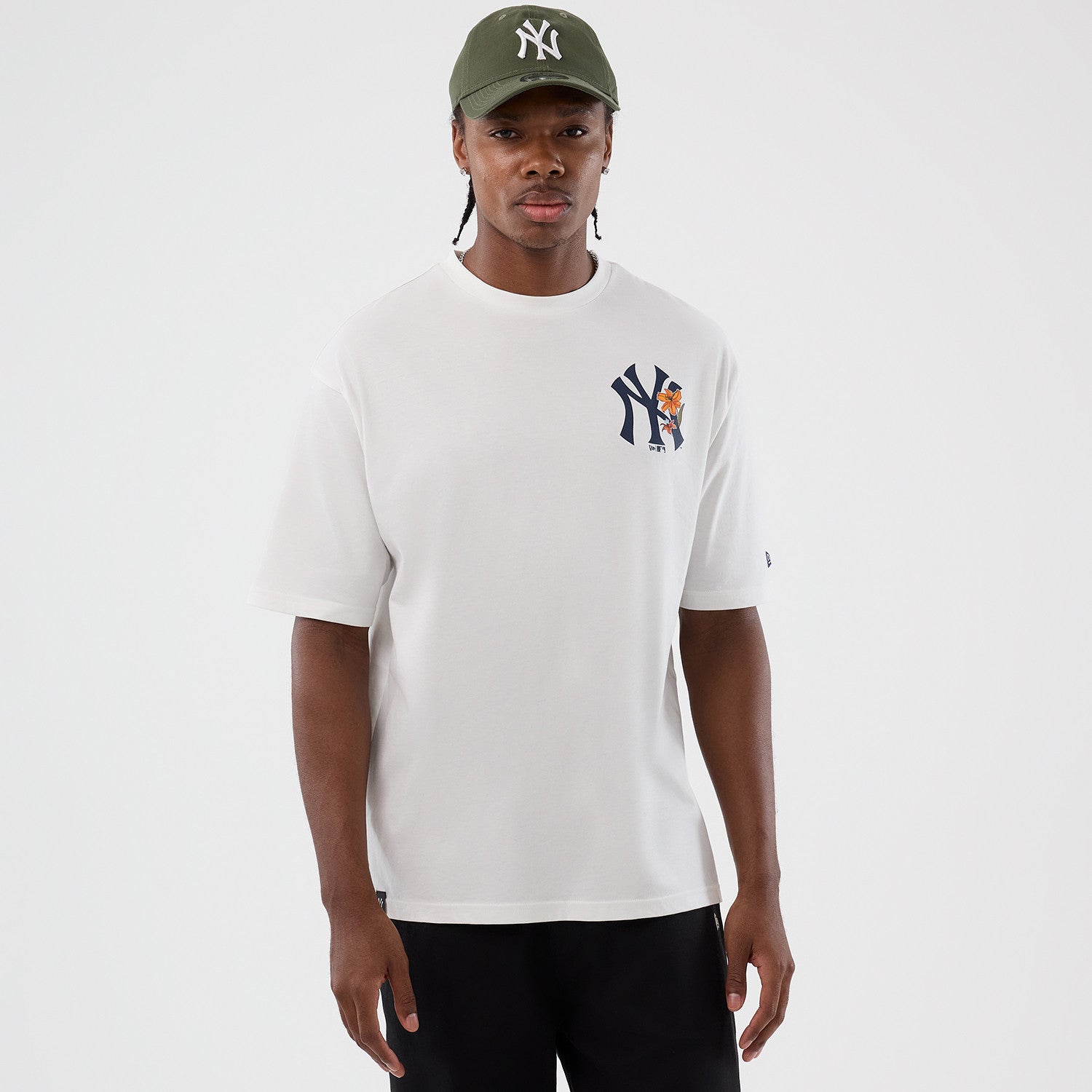 Hvid New Era MLB Floral oversized T-shirt med Yankees-logo og blomsterdesign foran, afslappet streetwear-stil