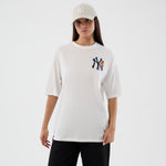 Hvid New Era MLB Floral oversize T-shirt med New York Yankees-logo og blomstermønster, afslappet og stilfuld til sport og hverdag.