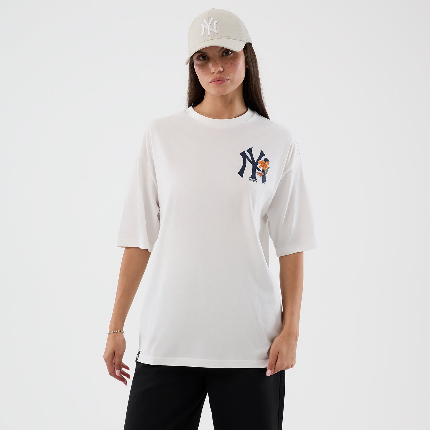 Hvid New Era MLB Floral oversize T-shirt med New York Yankees-logo og blomstermønster, afslappet og stilfuld til sport og hverdag.