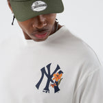 Hvid New Era MLB Floral oversized t-shirt med Yankees logo og blomsterprint, afslappet og stilfuldt til hverdag.