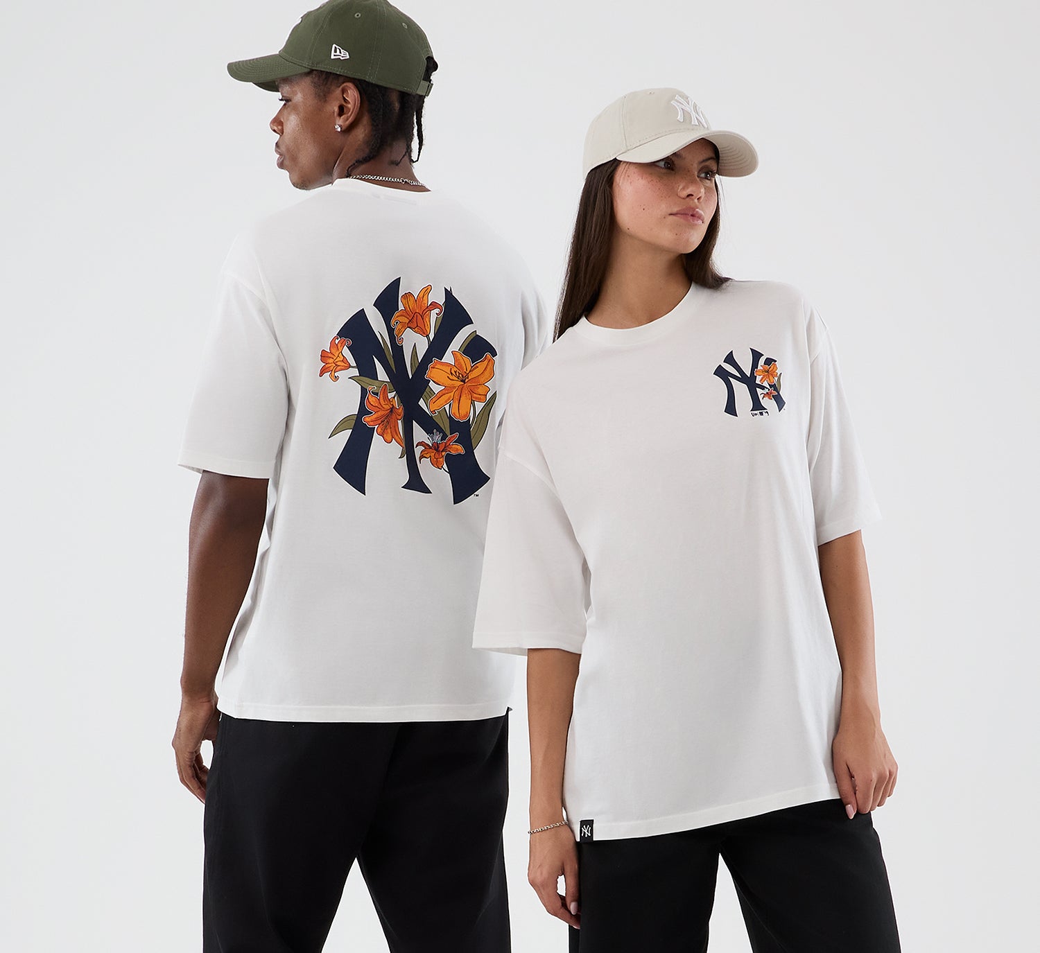 Hvid New Era MLB Floral oversize t-shirt med Yankees logo og blomsterprint foran, casual sportstøj til mænd.