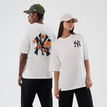 Hvid New Era MLB Floral oversize t-shirt med Yankees logo og blomsterprint foran, casual sportstøj til mænd.