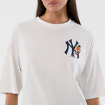 Hvid New Era MLB Floral oversized T-shirt med Yankees-logo og blomsterprint foran, afslappet tøj til fans.